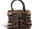 un sac à main marron et noir orné d'un motif zébré