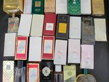 une boîte contenant de nombreux parfums différents