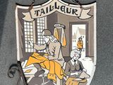 a sign on the wall that says tail huk