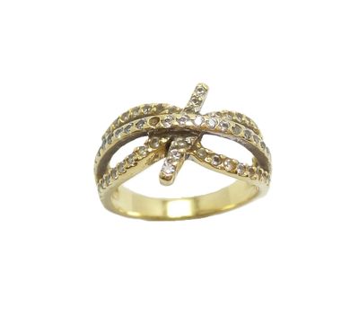 gros plan d'une bague en or avec des diamants sur fond blanc
