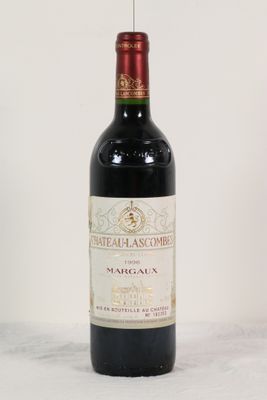 une bouteille de vin posée sur une table