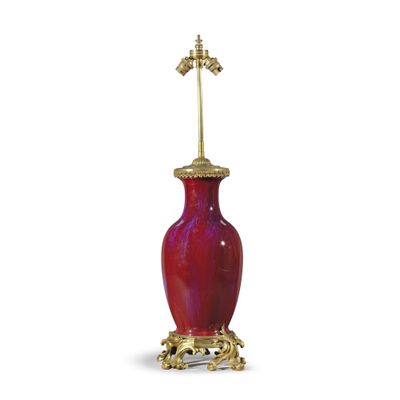une image représentant un vase rouge surmonté d'une croix