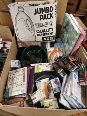 une boîte en carton remplie de divers articles destinés à la vente
