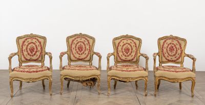 Suite de quatre fauteuils en bois sculpté, mouluré et doré.