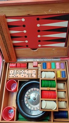 une boîte en bois contenant de nombreux objets divers
