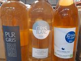 trois bouteilles de vin posées sur une table l'une à côté de l'autre