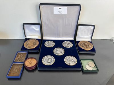 quelques pièces sont posées dans un écrin sur une table