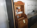une armoire en bois avec une porte vitrée dans une cuisine