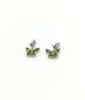 une paire de boucles d'oreilles en péridot vert sur fond blanc