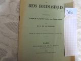 un livre sur lequel est posé un bout de papier