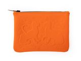 une pochette en cuir orange ornée de fleurs brodées