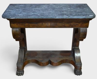 une vieille table en bois avec un plateau en marbre sur fond blanc
