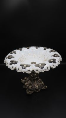 un gros plan d'un plat à gâteau en verre posé sur une surface noire
