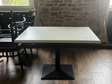 une table et des chaises dans une pièce aux murs en pierre