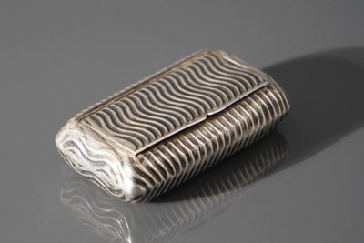 Tabatière rectangulaire en argent 925 millièmes à décor de c…