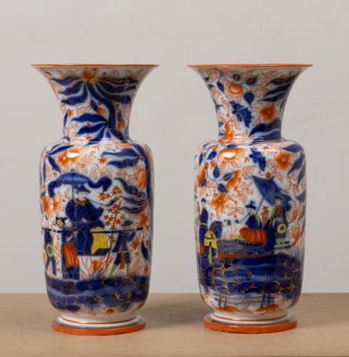 BAYEUX, Veuve Langlois. Paire de vases en porcelaine à décor…