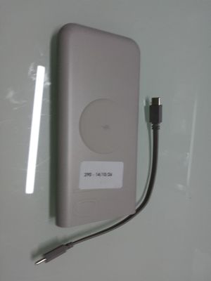 une image représentant un téléphone portable branché à un chargeur