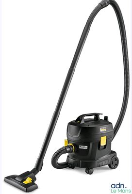 un aspirateur noir et jaune muni d'une poignée jaune