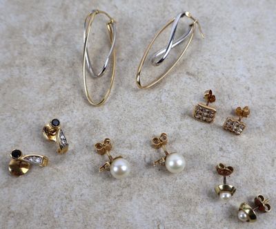 de nombreux types de boucles d'oreilles sur la table
