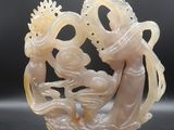 Figurine chinoise en jade sculpté représentant deux femmes et un oiseau