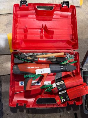 une boîte à outils rouge avec des outils sur le sol