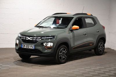 La voiture grise et orange est garée dans le garage.