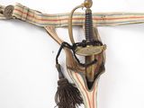 une épée attachée à une ceinture par un pompon