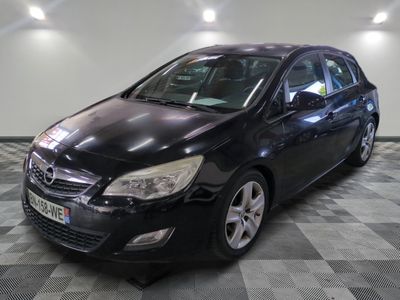 la photo d'une voiture noire garée dans un garage
