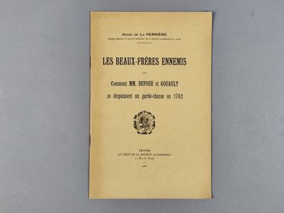 un vieux livre avec une image en noir et blanc