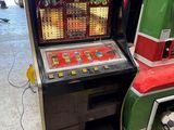 une machine à sous qui se trouve dans un garage