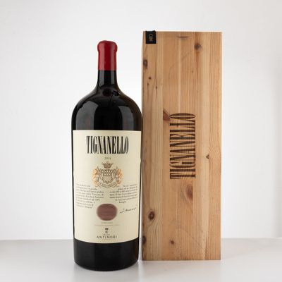 une bouteille de vin posée sur une table à côté d'une caisse en bois