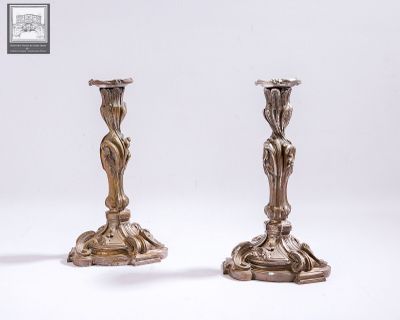 paire de chandeliers anciens en argent sur fond blanc