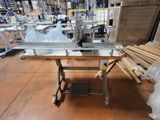 une machine posée sur une table dans un entrepôt
