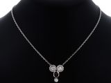 gros plan d'un collier sur un mannequin mannequin