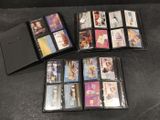 beaucoup de DVD dans le boîtier posé sur la table
