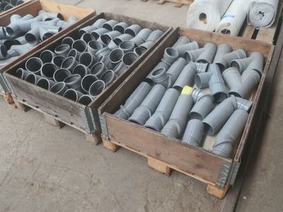 plusieurs cartons contenant des tuyaux et des raccords de différentes tailles et formes