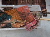 une boîte blanche remplie d'objets divers, posée par terre