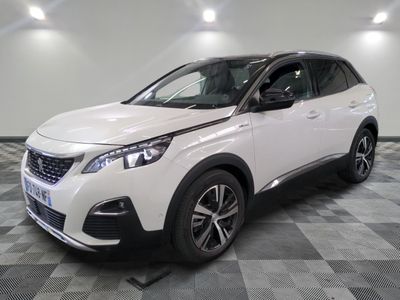 la voiture blanche est garée sur le sol à carreaux d'une pièce
