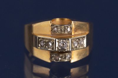 une image représentant une bague en or et en diamants sur un fond bleu