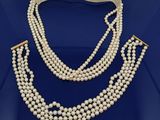 Ensemble composé d'un collier et d'un bracelet à trois rangs de perles, avec fermoir en or