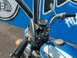 une moto garée devant un mur recouvert de graffitis
