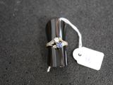 une bague en argent surmontée d'une pierre bleue