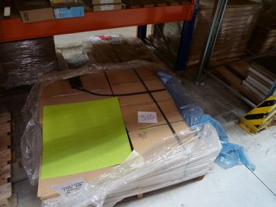 une grande pile de cartons sur une palette dans un entrepôt