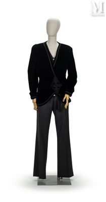 un mannequin masculin vêtu d'un costume noir et d'une cravate