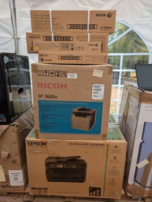 des cartons empilés les uns sur les autres devant une tente blanche