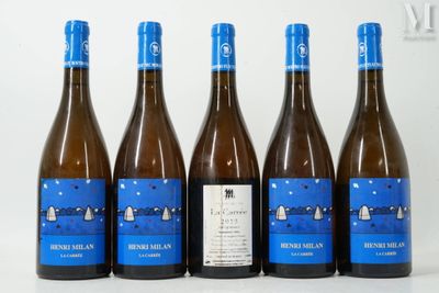 six bouteilles de vin sont alignées sur une table