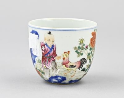 une image représentant une tasse sur laquelle sont peints un homme et un coq