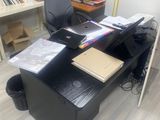 un bureau avec une chaise et une étagère dans le coin