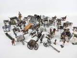 de nombreuses figurines posées sur une surface blanche