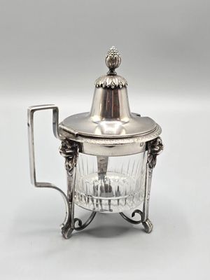 une théière en métal plaqué argent, munie d'un couvercle en verre et d'une anse
